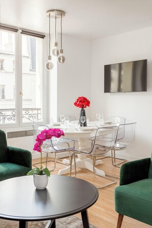 Dining - Merveil - Family Suite - Marais - Martin VI (Paris)