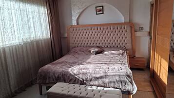 4 bedrooms, iron/ironing board, travel cot, Internet