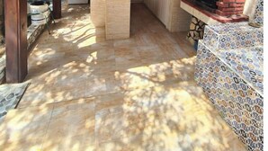 Una cocina compacta con horno integrado, lavadora y salpicadero de azulejos.