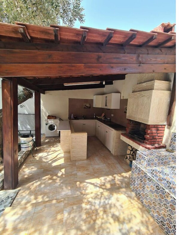 Enjoy cooking in this open-plan kitchen with an oven and sink area.
