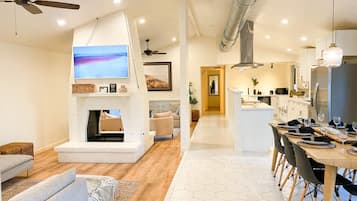 Smart TV, chimenea, videojuegos y libros