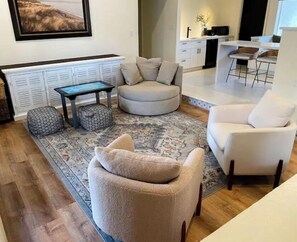 Smart TV, chimenea, videojuegos y libros 