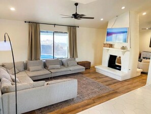 Smart TV, chimenea, videojuegos y libros 