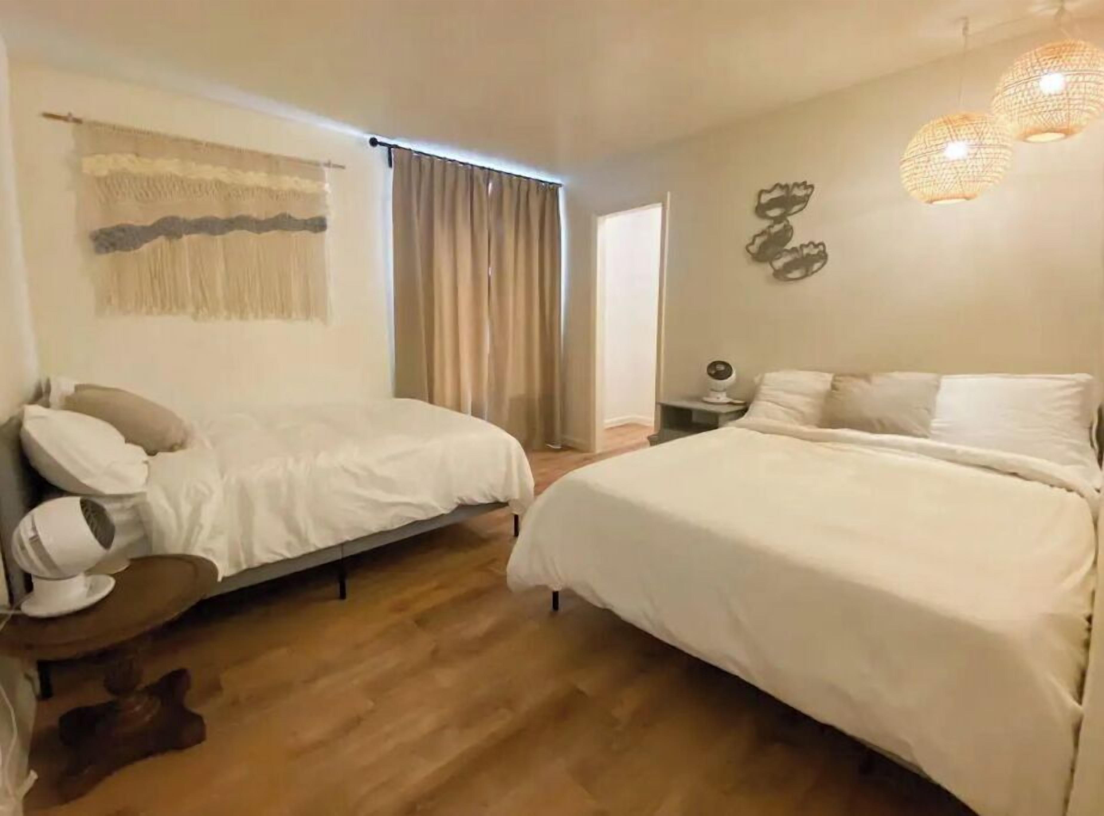 3 bedrooms, desk, iron/ironing board, travel crib