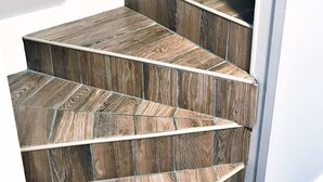 Eine Treppe mit Holzboden und Handlauf.