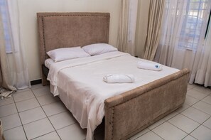 2 Schlafzimmer, Schreibtisch, Bügeleisen/Bügelbrett, WLAN