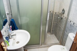 Duschwanne, Haartrockner, Handtücher, Seife