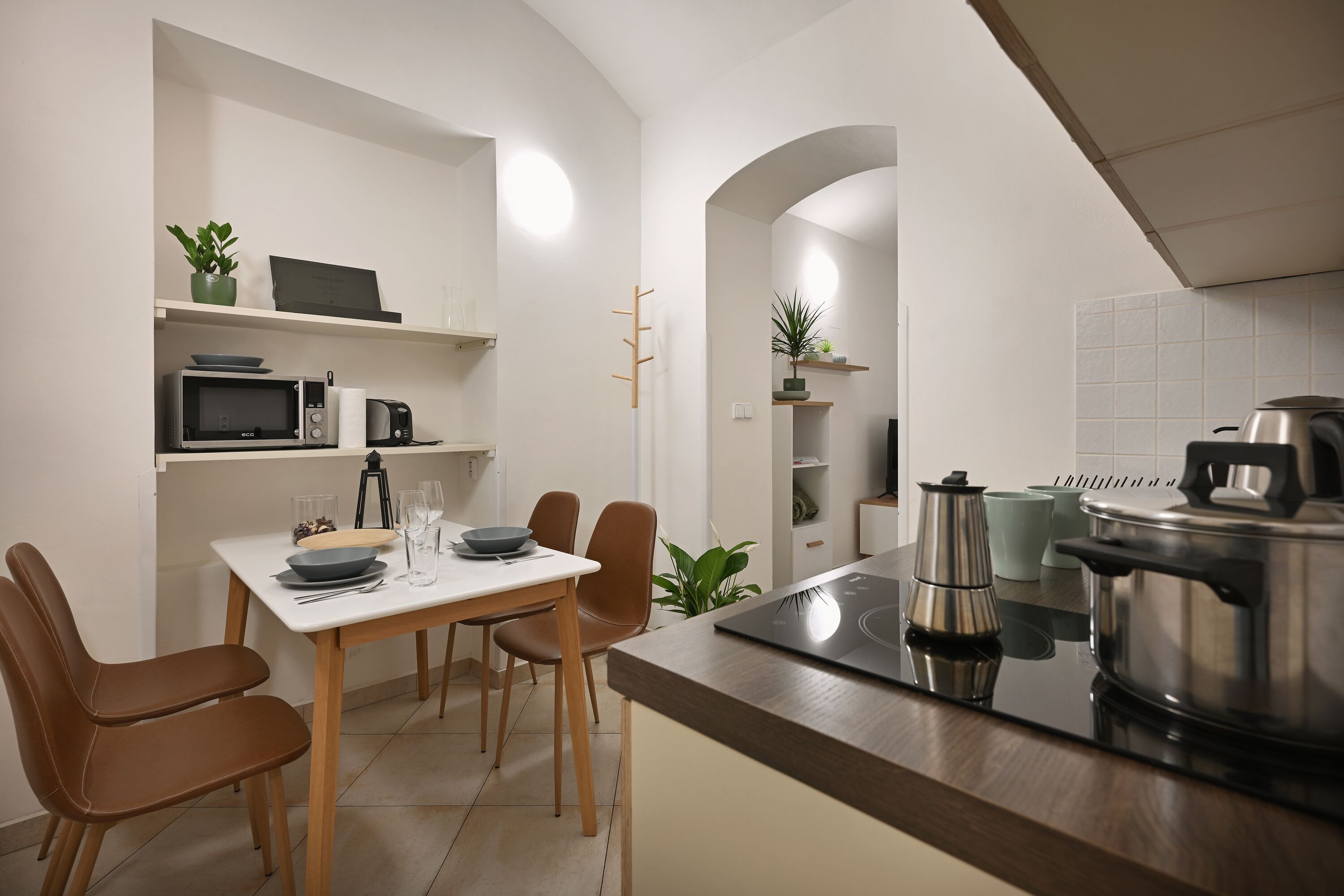 Una cocina moderna con comedor, que incluye microondas, tostadora y cafetera.