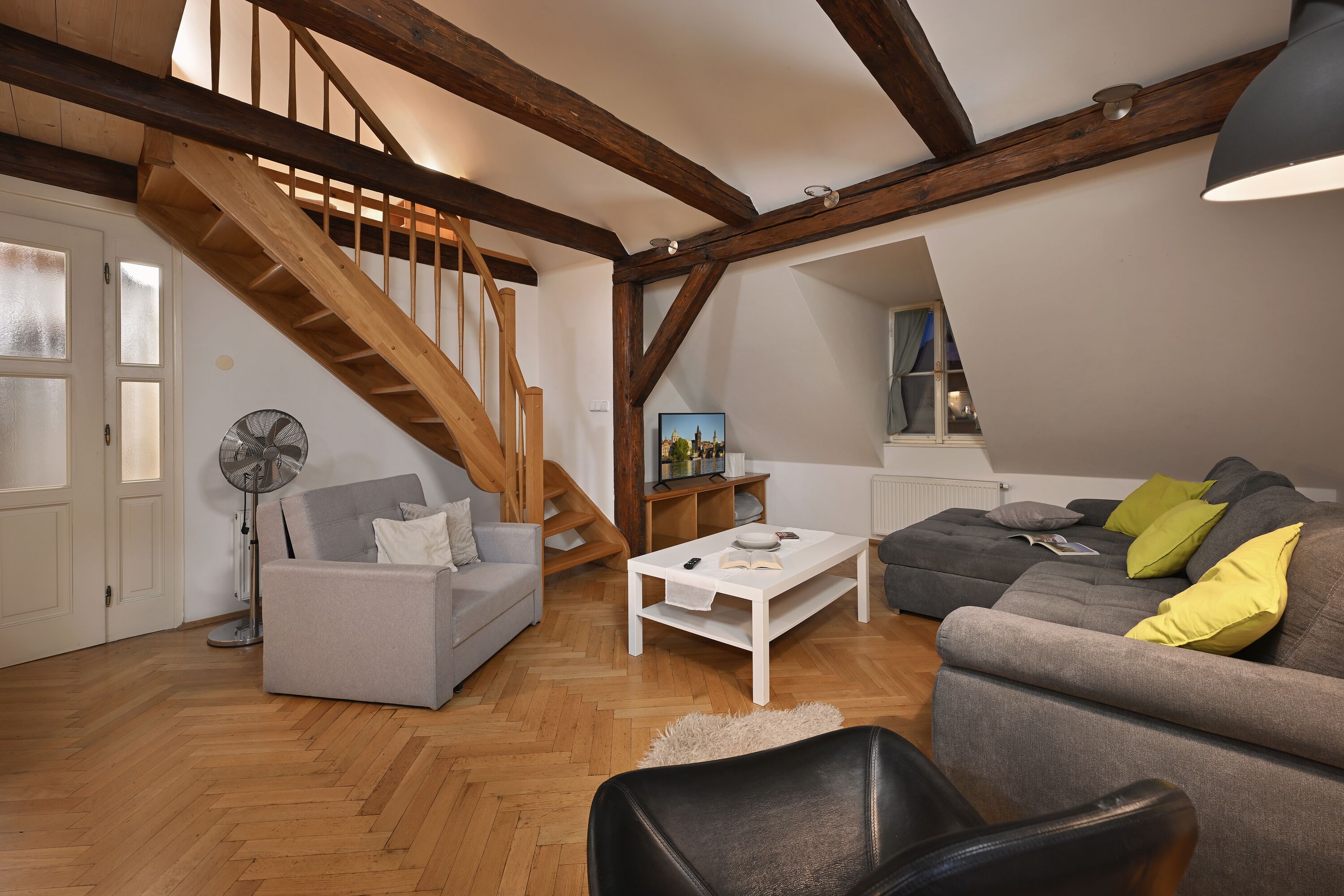 豪華複式房屋, 3 間臥室, 浴缸, 城市景觀 | 起居區 | 智慧型電視