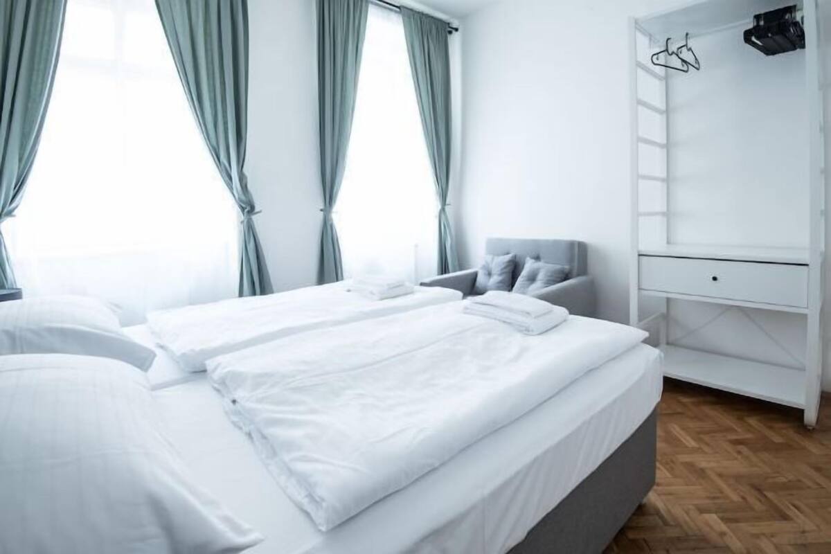 3 bedrooms, hypo-allergenic bedding, laptop workspace, soundproofing