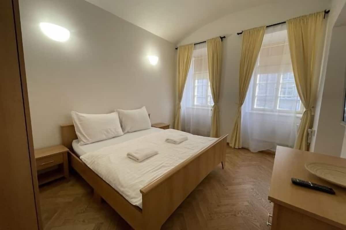 3 bedrooms, hypo-allergenic bedding, laptop workspace, soundproofing