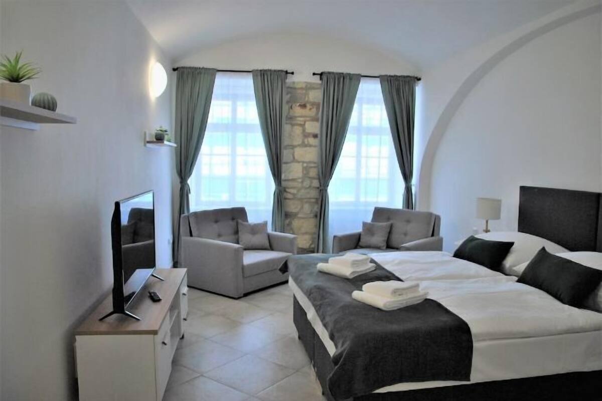 3 bedrooms, hypo-allergenic bedding, laptop workspace, soundproofing