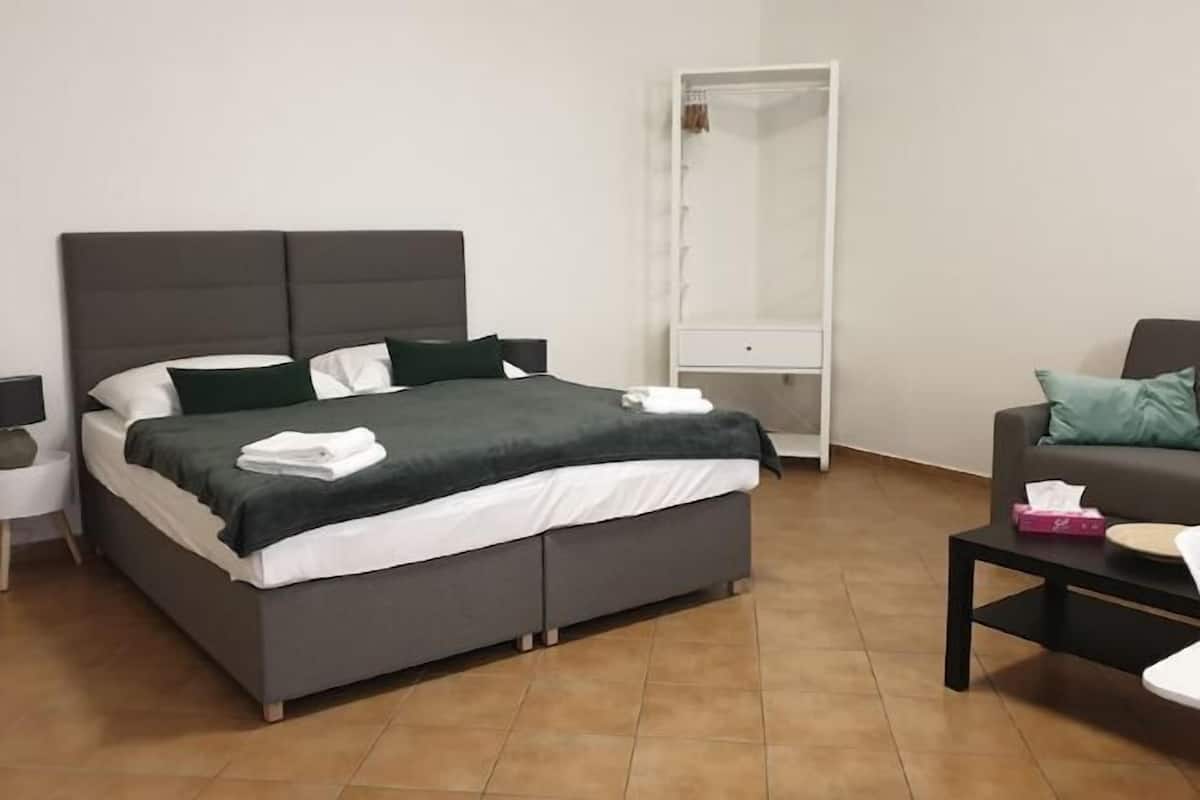 3 bedrooms, hypo-allergenic bedding, laptop workspace, soundproofing