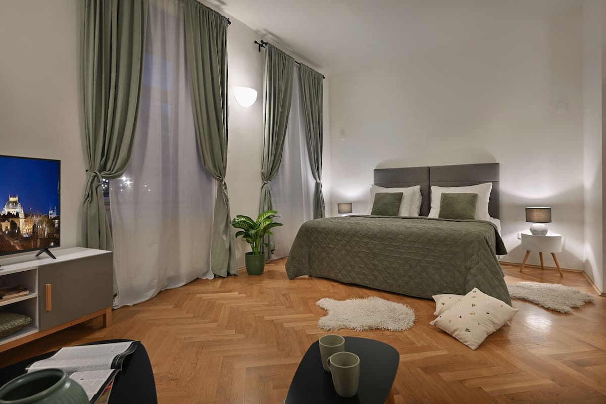 Departamento urbano, 3 habitaciones | Ropa de cama hipoalergénica y espacio para trabajar con laptop