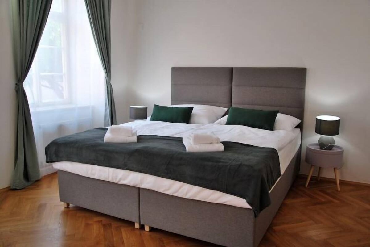 3 bedrooms, hypo-allergenic bedding, laptop workspace, soundproofing