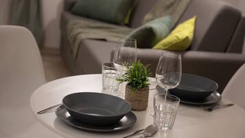 Departamento urbano, 1 cama King size y sofá cama | Servicio a la habitación