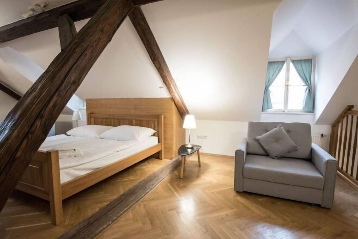 3 bedrooms, hypo-allergenic bedding, laptop workspace, soundproofing