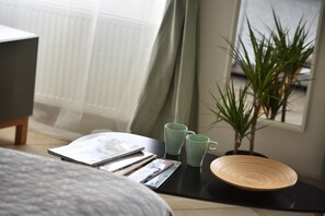 City appartement, 1 kingsize bed met slaapbank, op benedenverdieping | Hypoallergeen beddengoed, een laptopwerkplek, geluiddichte muren