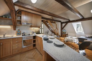 Deluxe Duplex, 3 Bedrooms, Bathtub, City View | Private kitchen | Fridge, microwave, toaster, cookware/dishes/utensils