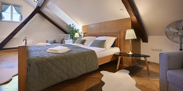 Dúplex familiar, 1 habitación | Ropa de cama hipoalergénica y espacio para trabajar con laptop