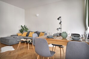 Dúplex familiar, 2 habitaciones | Área de sala de estar | Smart TV