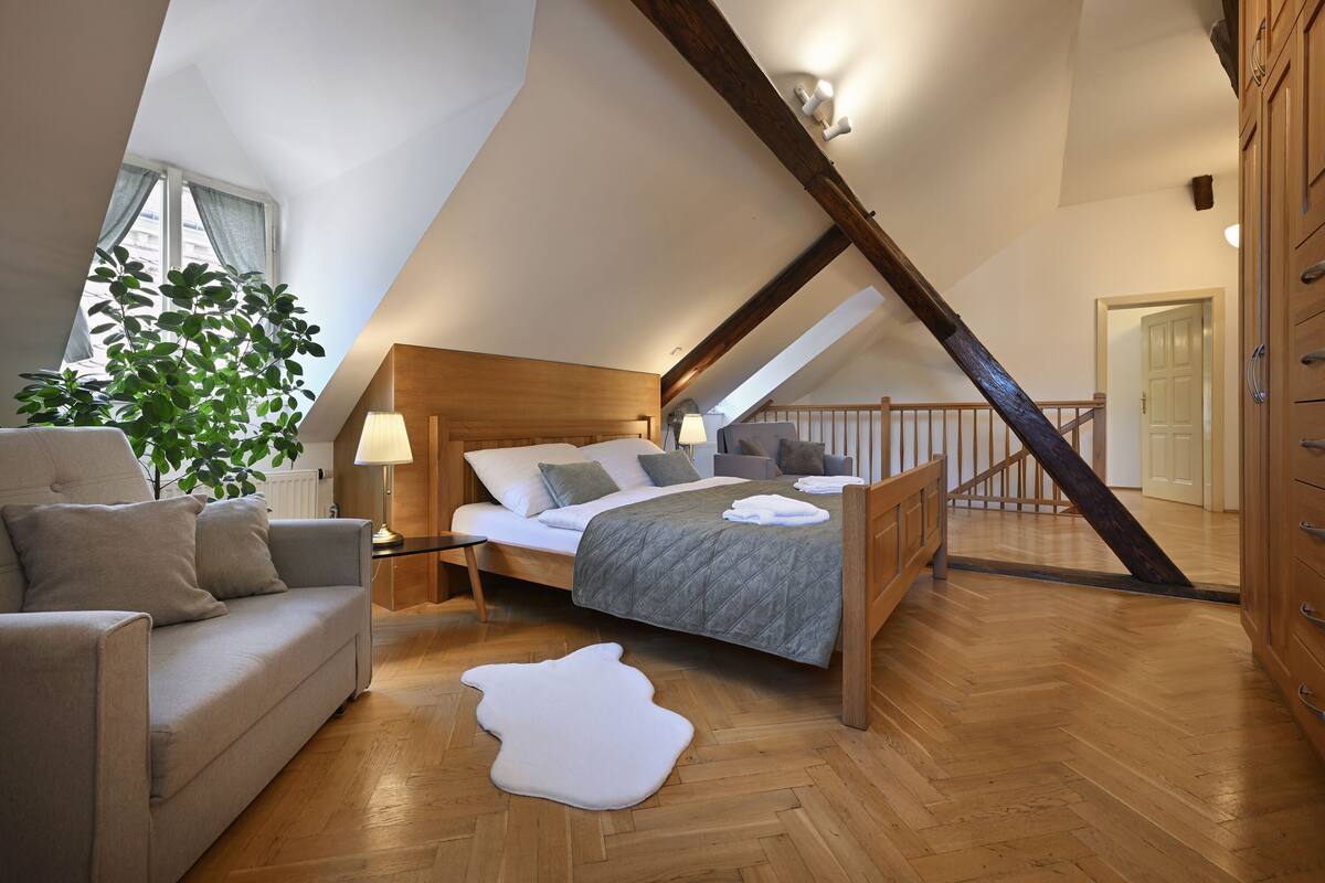 Dúplex familiar, 1 habitación | Ropa de cama hipoalergénica y espacio para trabajar con laptop