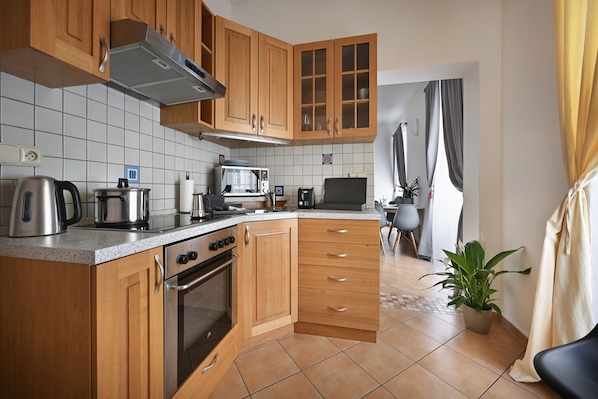 City Apartment, 1 King Bed with Sofa bed, Ground Floor | Private kitchen | Fridge, microwave, toaster, cookware/dishes/utensils