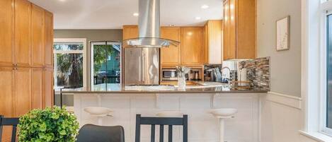 雪櫃、微波爐、焗爐、爐具