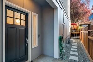 Property grounds - Perch - Phinney Guest House: Spacious 3BR | Downtown Fremont | Parking (Seattle)