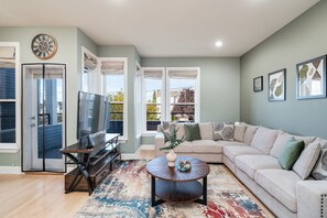 Smart-TV, Kamin, Bücher, Arbeitsbereiche