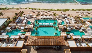 Een binnenzwembad en een buitenzwembad