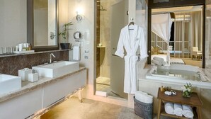 浴槽、ジェットバス、ヘアドライヤー、タオル