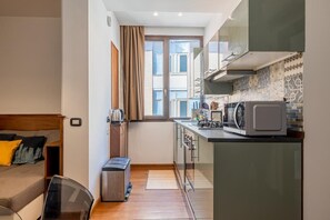 Frigorifero, microonde, piano cottura, lavastoviglie