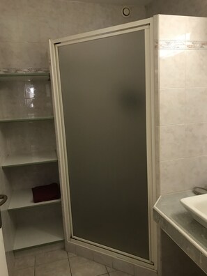 Douche, serviettes fournies