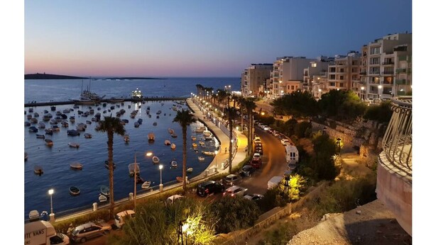 A coastal marina with boats, a curved road, and buildings along the shore. - ★★Modern And Cozy Apartment ,Close to The Sea ★★3 (San Pawl il-Baħar, Malta)