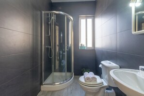Douche, séchoir à cheveux, serviettes fournies, savon