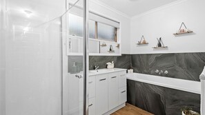 Bathtub, hair dryer - Parrwang Rest - Renovated cosy unit in a Serene Location. (Portarlington)