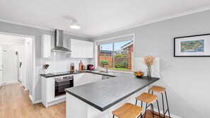 Een koelkast, een microgolfoven, een oven, een kookplaat