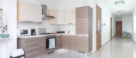 Frigorifero, microonde, forno, piano cottura