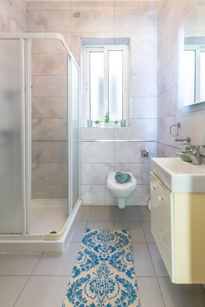 Dusche, Haartrockner, Handtücher, Seife