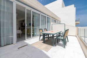 Outdoor dining - ★ Spacious Penthouse w/side Sea View ★ (San Pawl il-Baħar, Malta)