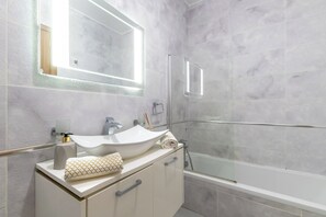 Doccia, asciugacapelli, asciugamani, sapone