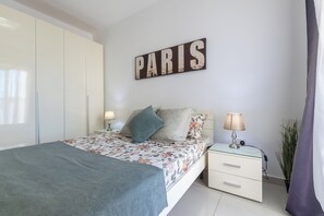 3 habitaciones, escritorio y tabla de planchar con plancha