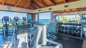 Una palestra con tapis roulant, ellittiche e panche per pesi, con vista su un panorama suggestivo.