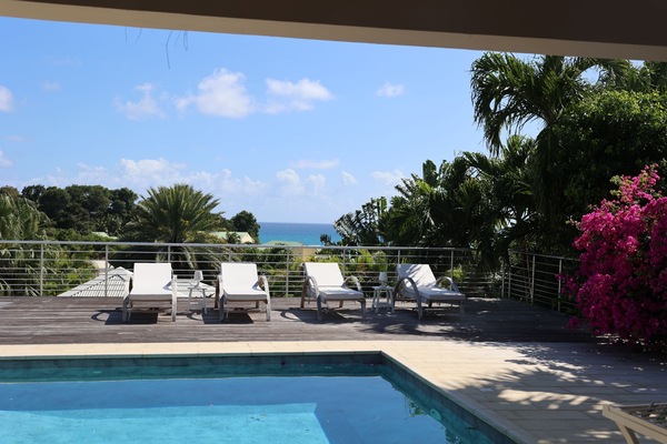 Piscine, terrasse et vue mer :)