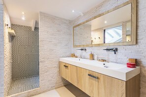 Shower, hair dryer, bidet, towels