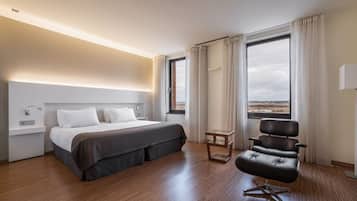 Suite presidencial | Minibar, caja de seguridad en la habitación y escritorio