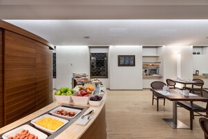 Se ofrece un desayuno bufé (12.00 EUR por persona)