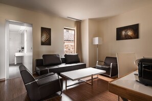 Minibar, coffres-forts dans les chambres, bureau, rideaux occultants