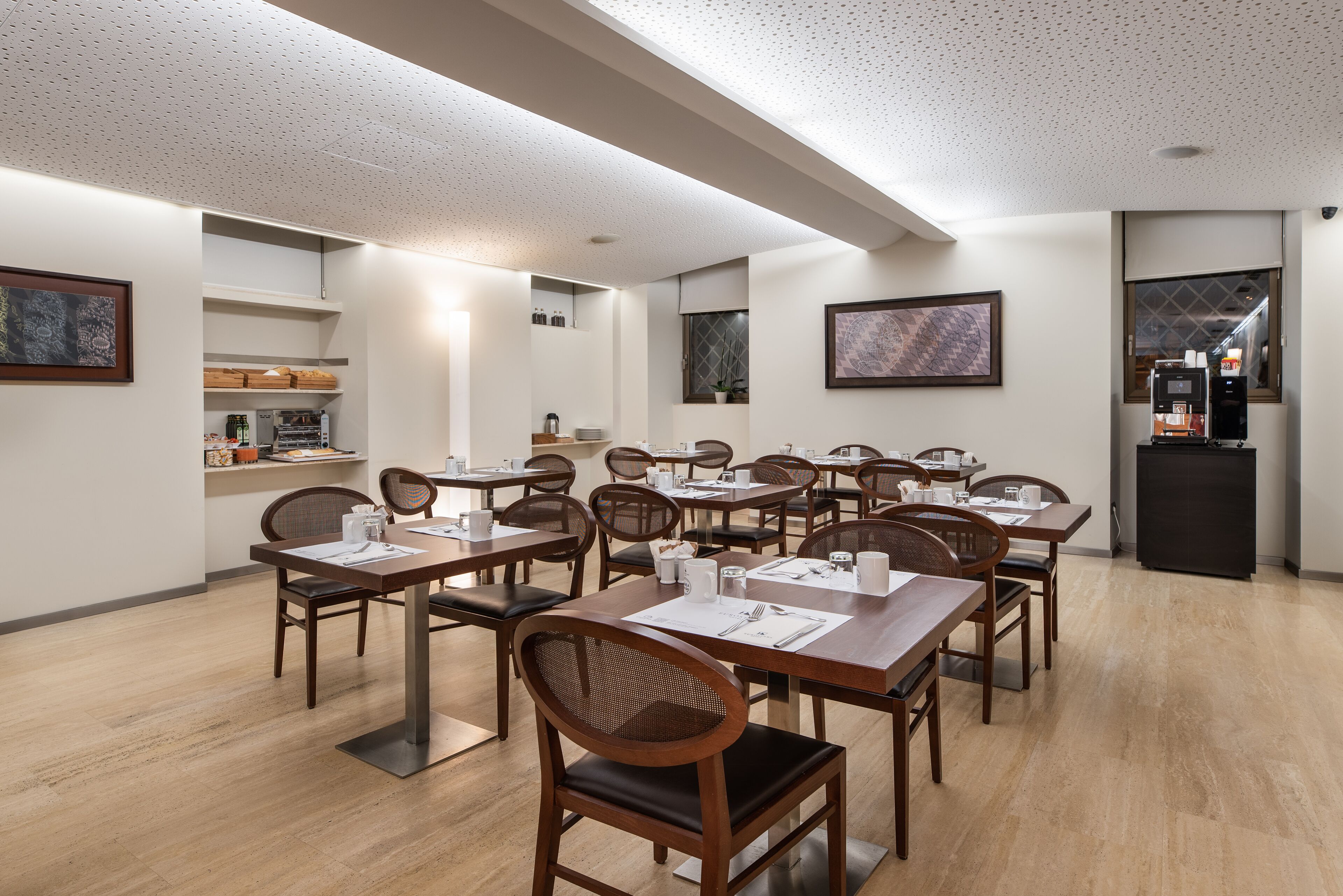 Desayuno buffet diario (EUR 12.00 por persona)